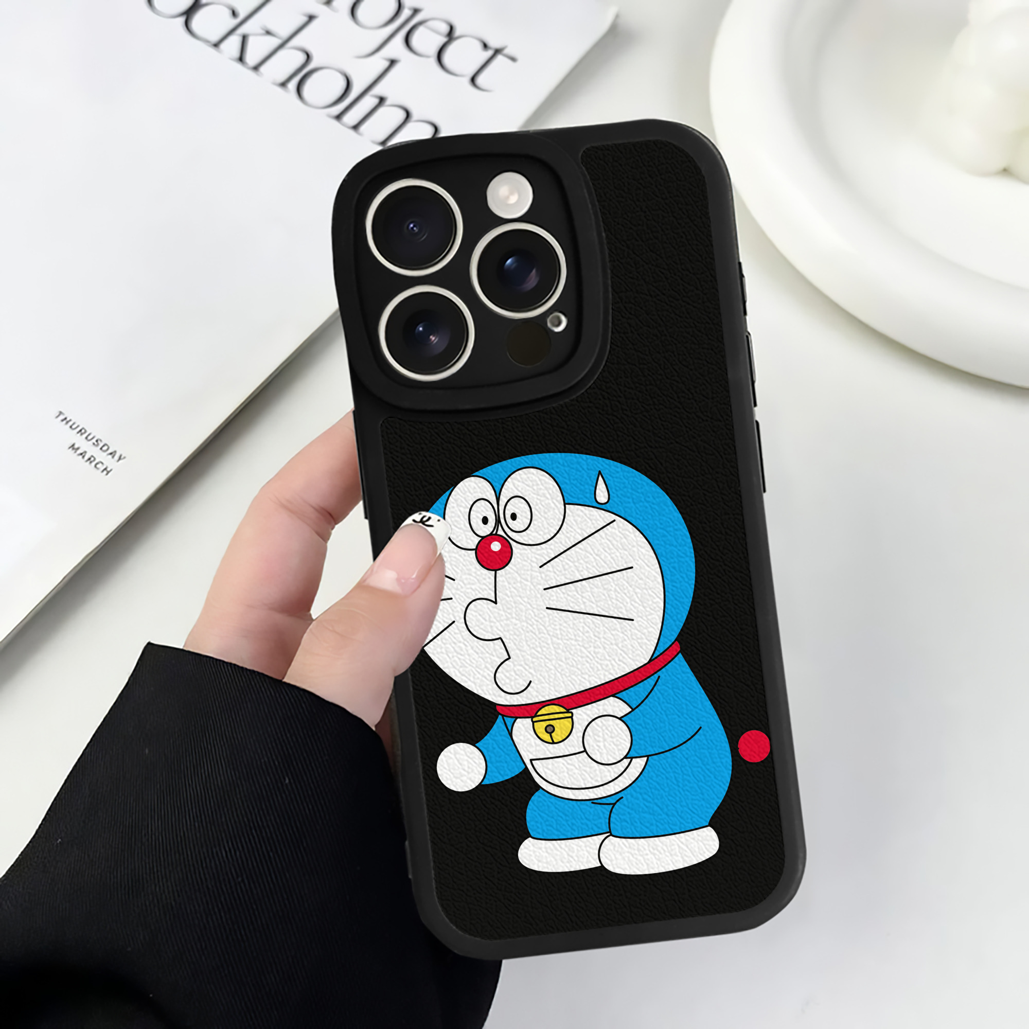 （画像用） ドラえもん Doraemon 【iPhone 16シリーズ対応】シリコンスマホケース（レザー調） 材質：シリコン